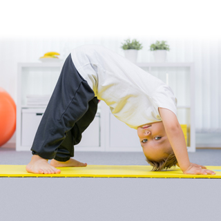 Osteopathie für Kinder - Kleiner Junge auf Gymnastikmatte