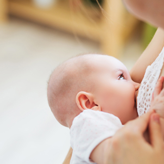 Osteopathie für Säuglinge - Baby, das gestillt wird